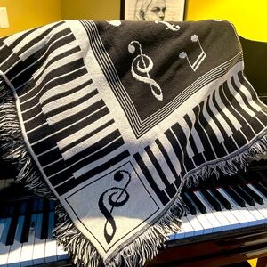 Musical Note Black and White Throw Blanket…6’ x 4’ never used